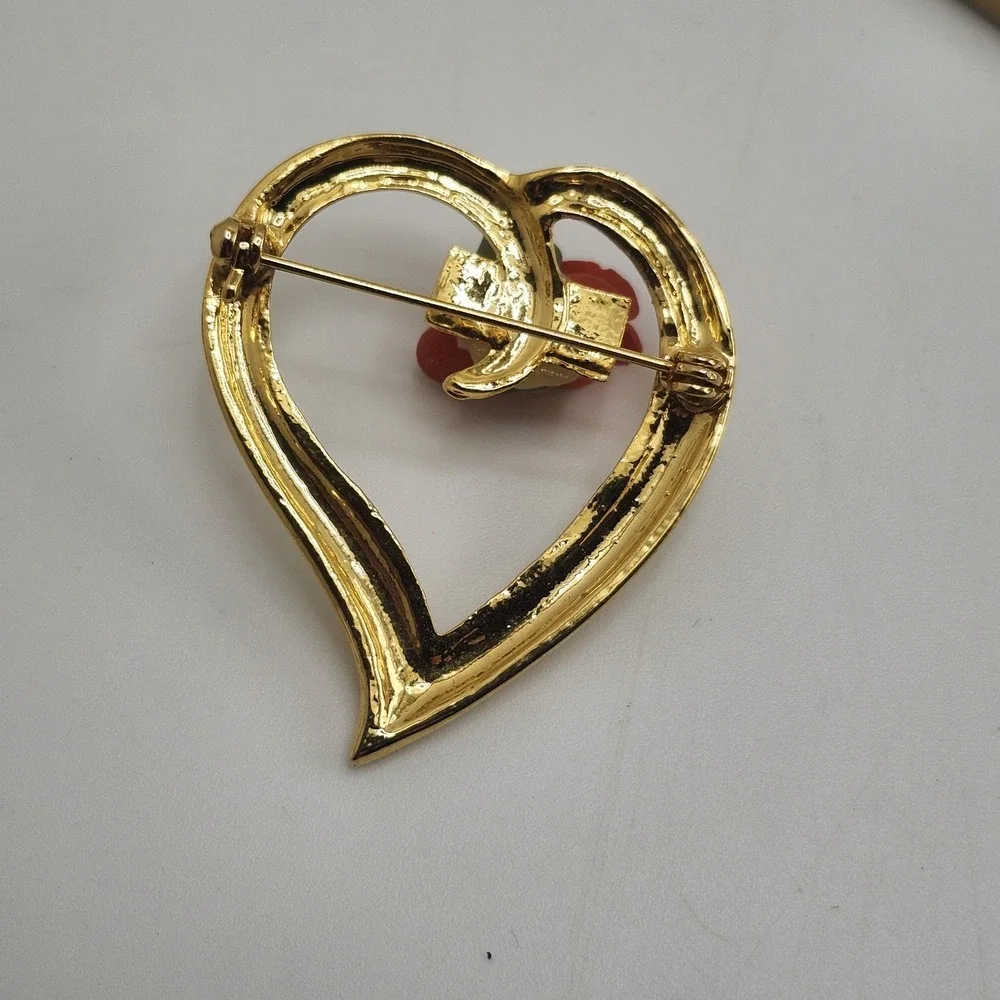 Vintage Gold‎ Tone Heart Red Roses Brooch Pin